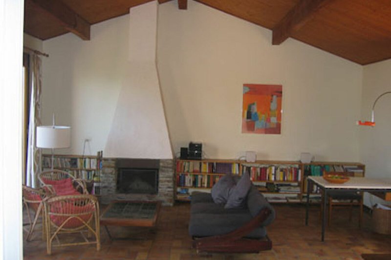 Wohnzimmer - Bibliothek mit Kamin und Schreibtisch rechts