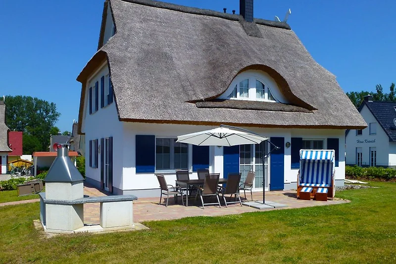 Terrassenansicht vom Reetdachhaus
