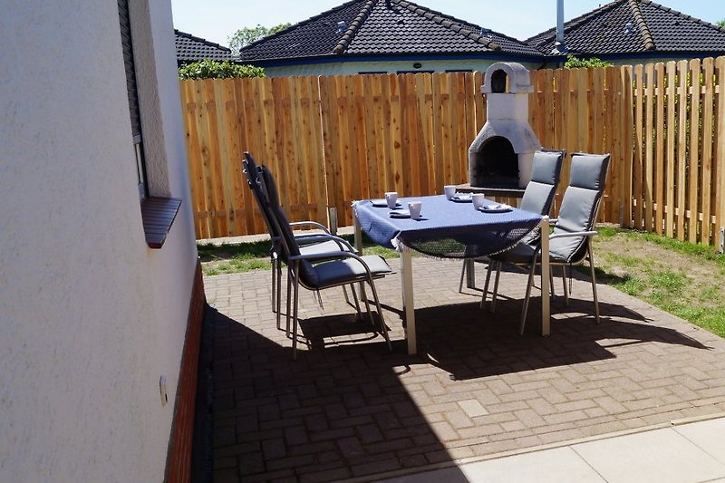 Terrasse avec barbecue et sièges