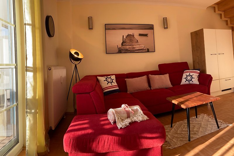 Modernes Wohnzimmer mit bequemer Couch, Holztisch und stilvoller Deko.
