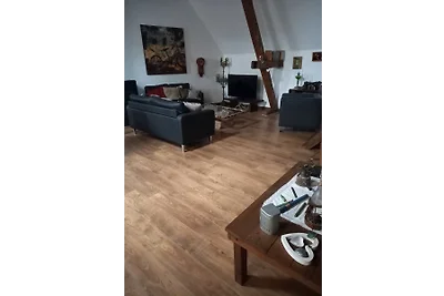 De oude geplaveide binnenplaats