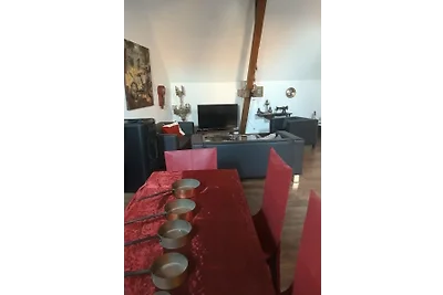 De oude geplaveide binnenplaats