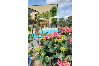Der sehr alte gepflasterte Hof