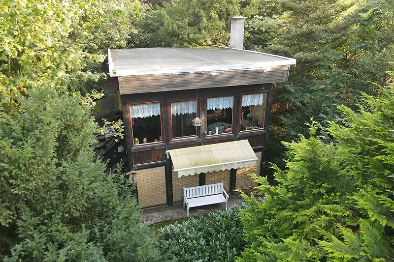 Ein charmantes Holzhäuschen mit Ausblick ins Grüne