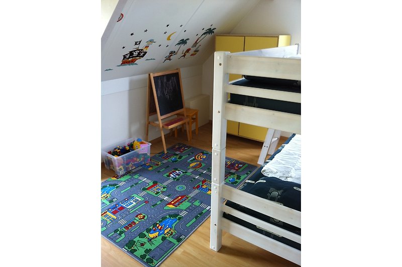 Kinderschlafzimmer mit großer Lego DUPLO Kiste