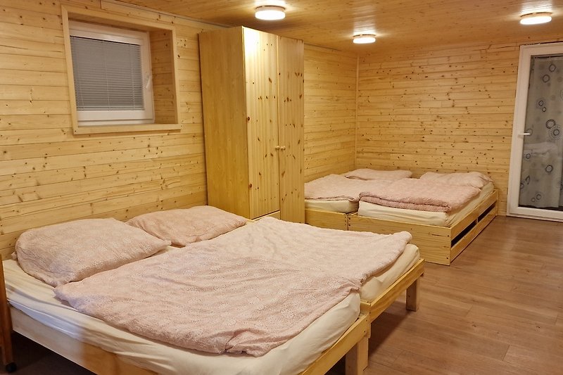 grosser gemütlicher Wellnessraum neben Sauna, auch als Reserveschlafzimmer