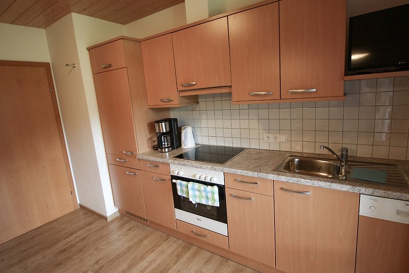 Wohnraum mit voll ausgestatteter Küche