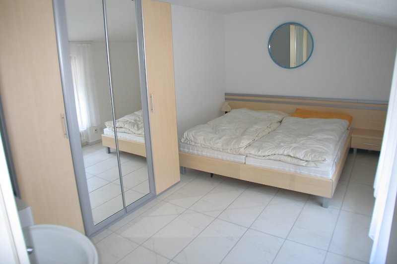 Schlafzimmer mit 1 Doppelbett und Lavabo