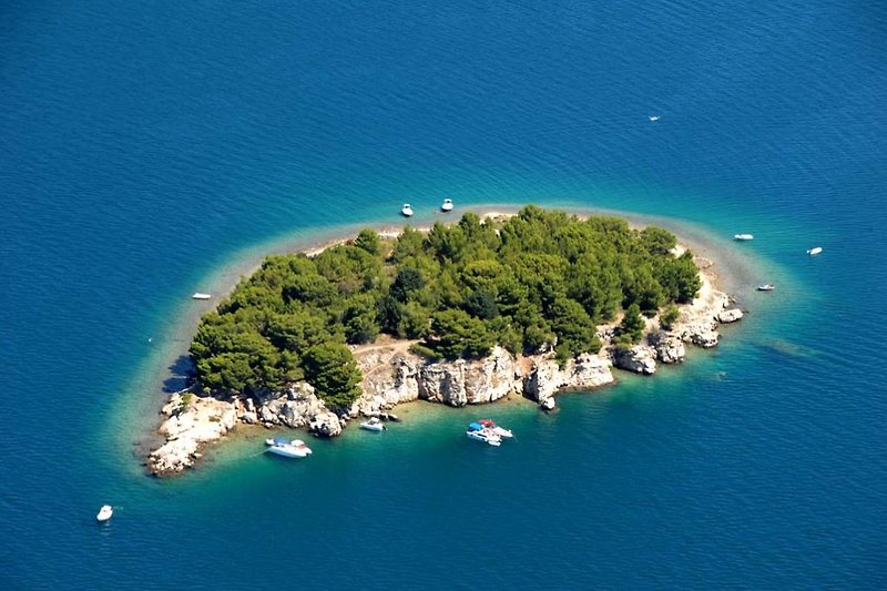 Inselchen mit Springfelsen vor Pirovac