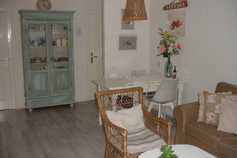 Ein stilvolles Wohnzimmer mit eleganten Möbeln und stilvoller Beleuchtung.