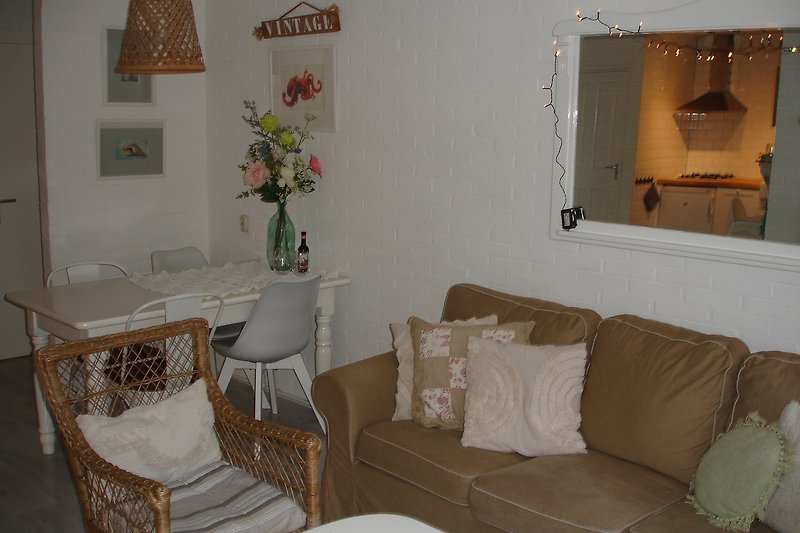 Ein stilvolles Wohnzimmer mit bequemer Couch, Holzmöbeln und Pflanzen.