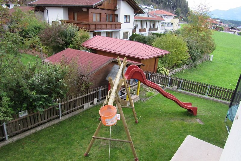 Rutsche+Schaukel im Garten