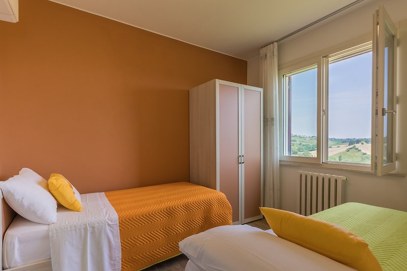 Una camera da letto accogliente con arredi in legno e tessuti confortevoli.