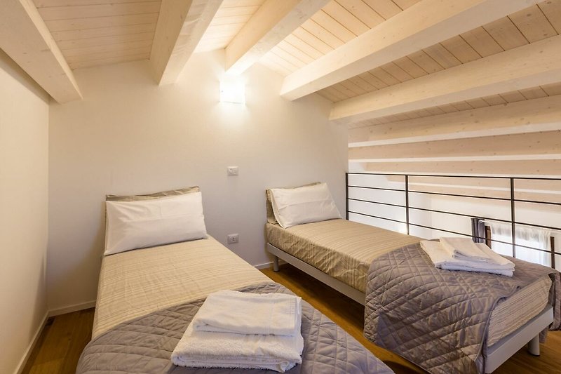 Una camera da letto accogliente con arredi in legno e biancheria da letto.