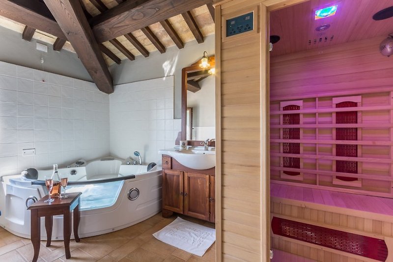 Bagno con vasca idromassaggio e sauna infrarossi