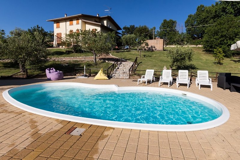 Villa, Pool und Garten