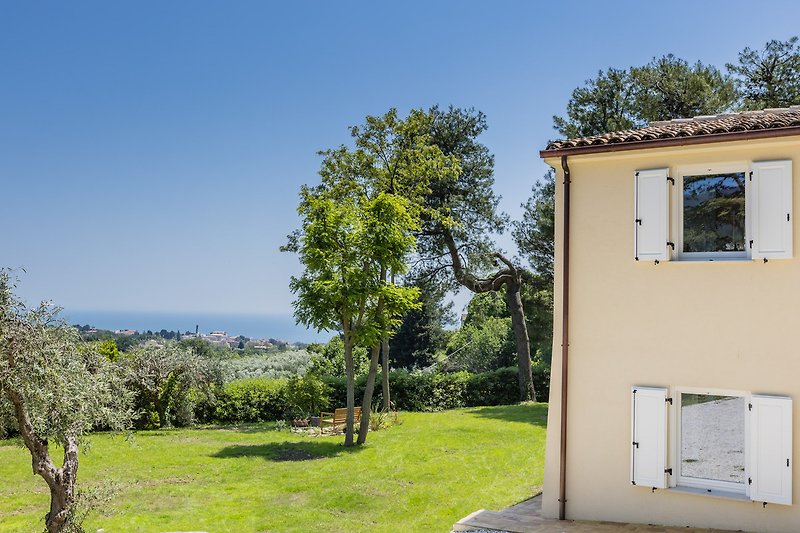 villa Petra with sea views in Sirolo, just 10 minutes from the beautiful beaches of Conero