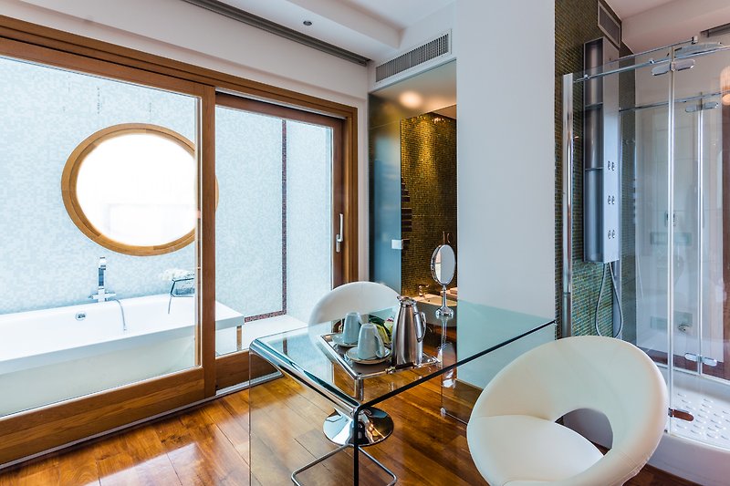 Un'abitazione con arredamento confortevole, pavimenti in legno e una vista attraverso la finestra.