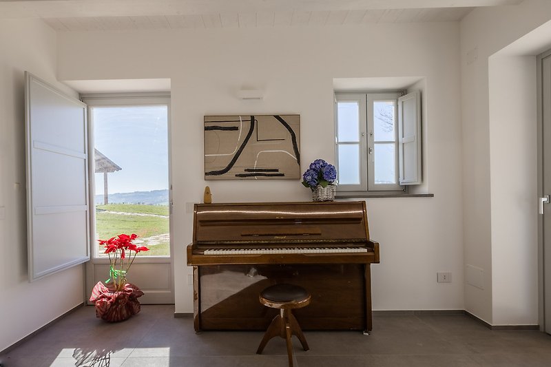 Area soggiorno con pianoforte