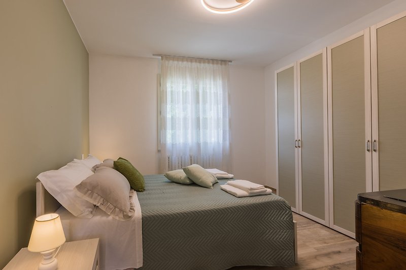 Una camera da letto accogliente con arredi in legno e tessuti confortevoli.
