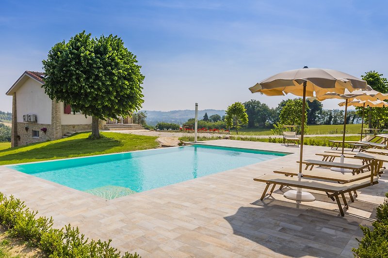 Rilassati in questa proprietà con piscina, prato verde e arredi da esterno. Goditi una vacanza al sole!
