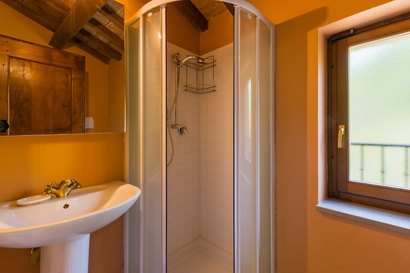 Una hermosa combinación de madera y vidrio en un baño moderno.