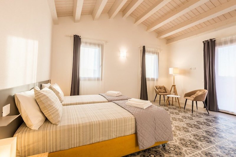 Una camera da letto confortevole con arredi in legno e biancheria da letto.