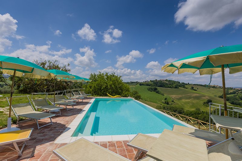 Affitto di una villa con piscina tra le colline della regione Marche
