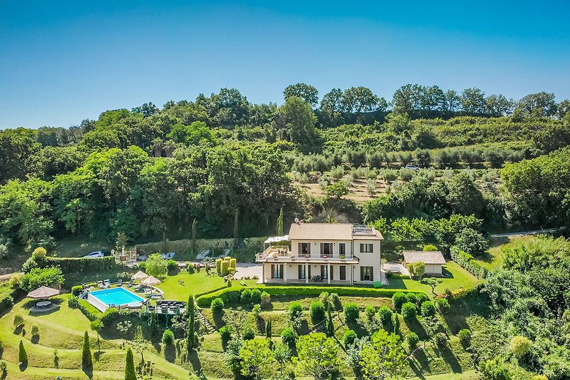 Vista panoramica della proprietà con piscina e giardino