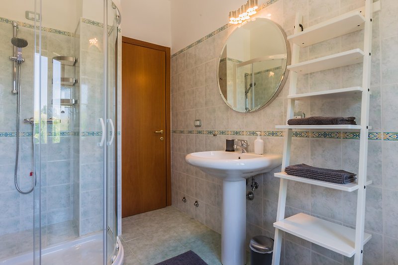 Badezimmer mit lila Akzenten und modernen Armaturen.
