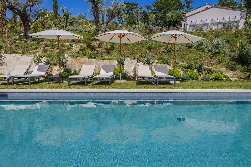 Entspannen Sie sich am Pool mit komfortablen Sonnenliegen.