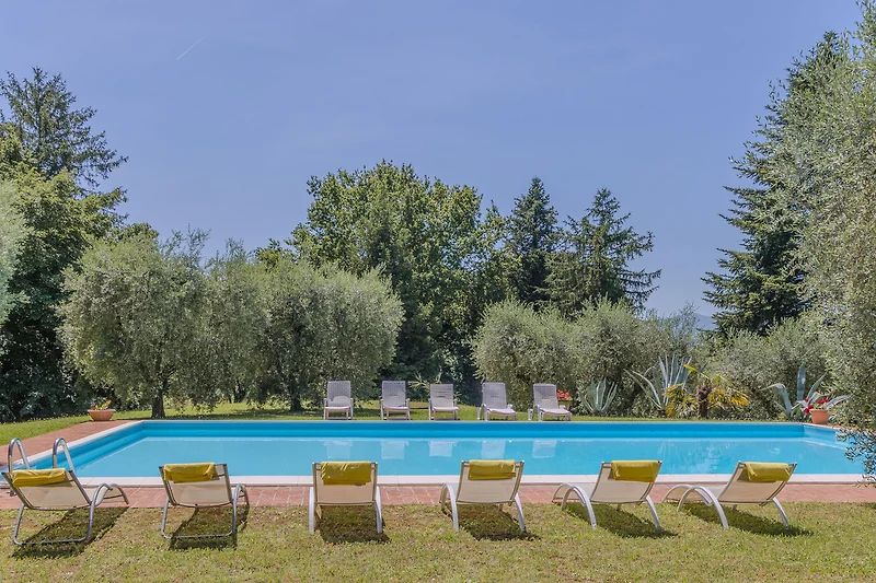 Villa mit großem Garten und privatem Pool in idyllischer Lage. Villa mit großem Garten und privatem Pool in idyllischer Lage.