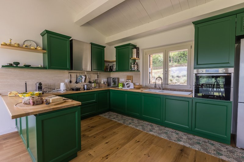 Küche mit Holzdesign, Fensterblick und Schränken.