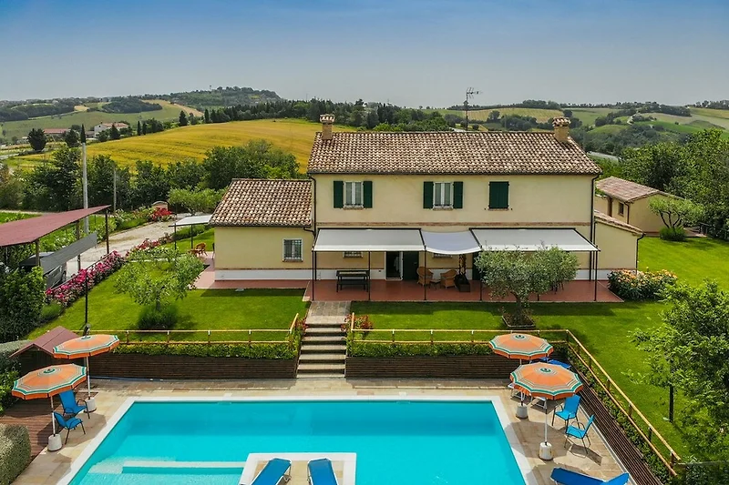 Pool, Sonnenschirme und Outdoor-Möbel im Boutique-Hotel Resort.