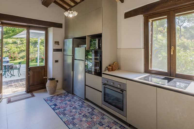 Una cucina con mobili in legno e una vista panoramica.