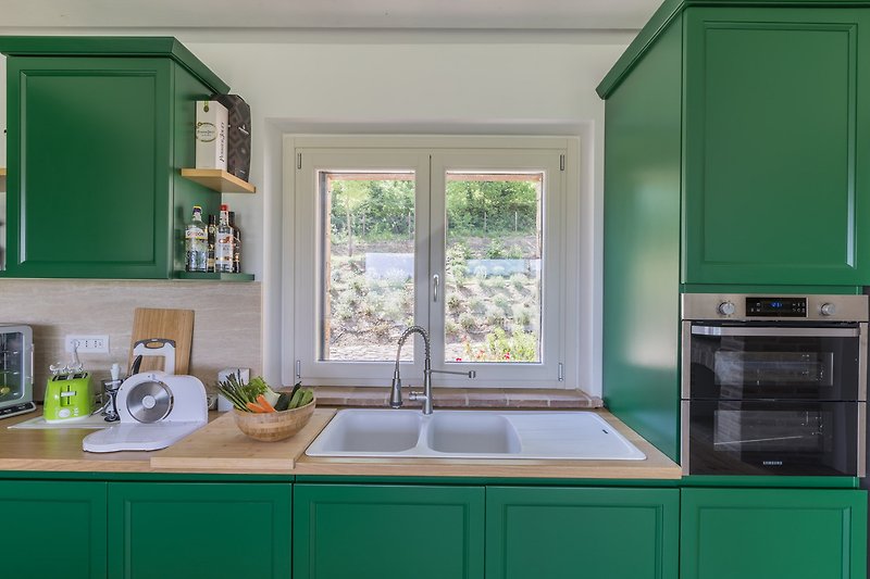 Moderne Küche mit grünen Pflanzen, Fensterblick und Holzdetails.