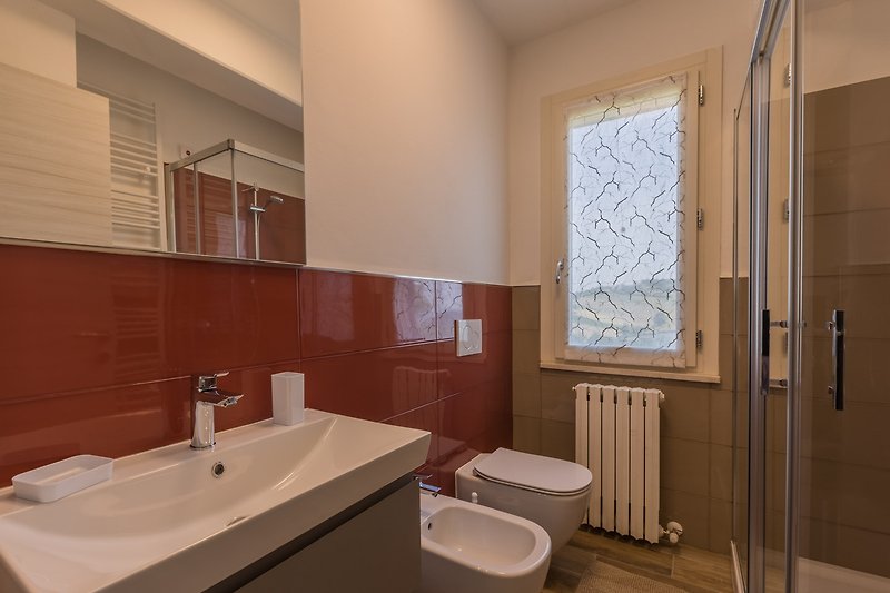 Un bagno elegante con lavabo in legno e rubinetto viola.