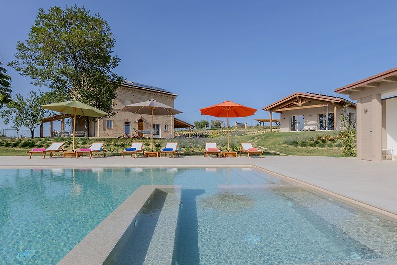 Traumhafte Villa mit Pool, Palmen und Meerblick.