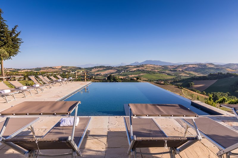Una vista panoramica sulla proprietà con piscina e paesaggio circostante.