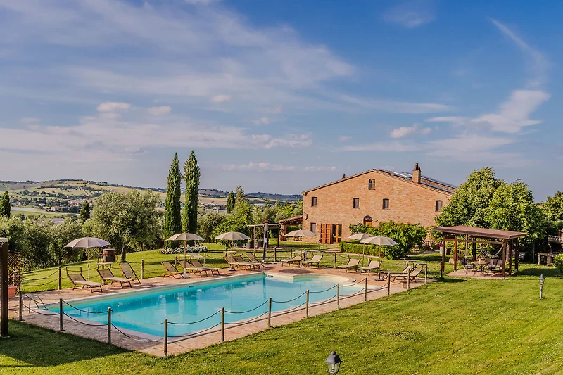 Villa mit Pool und schattiger Terrasse für entspannte Stunden.