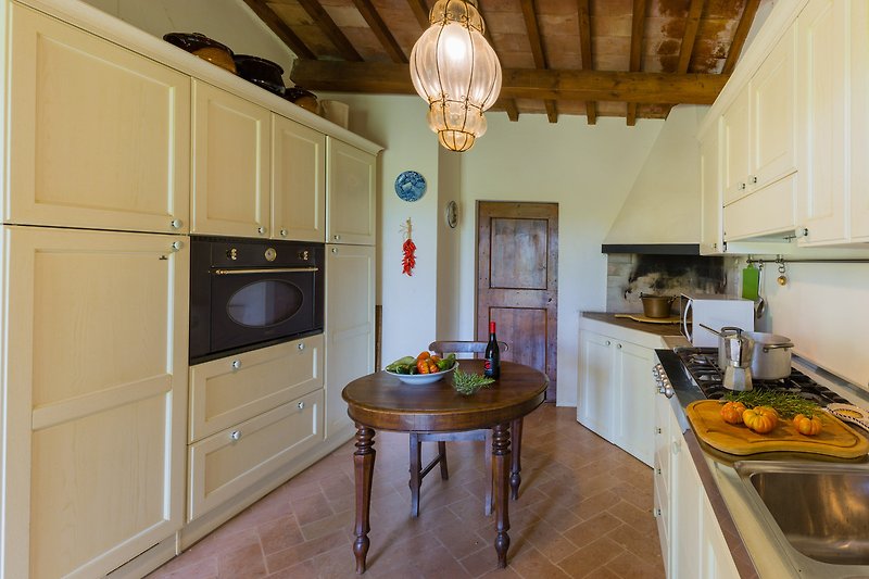 Una cocina moderna con encimeras de madera y electrodomésticos elegantes.