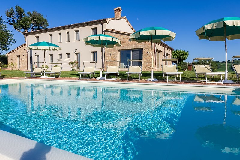 Luxuriöse Villa mit Pool, Palmen und atemberaubendem Ausblick.