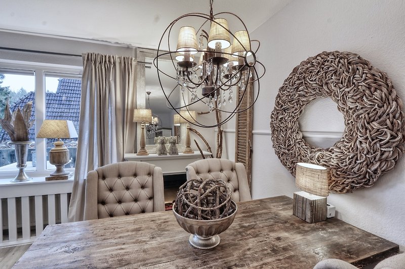 Stilvolles Wohnzimmer mit eleganten Möbeln und dekorativer Beleuchtung.