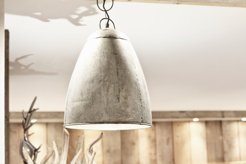 Elegante Deckenlampe mit Metall- und Holzelementen.