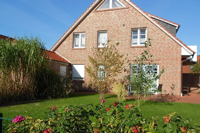 Garten mit Ost - u. Süd-West Terasse