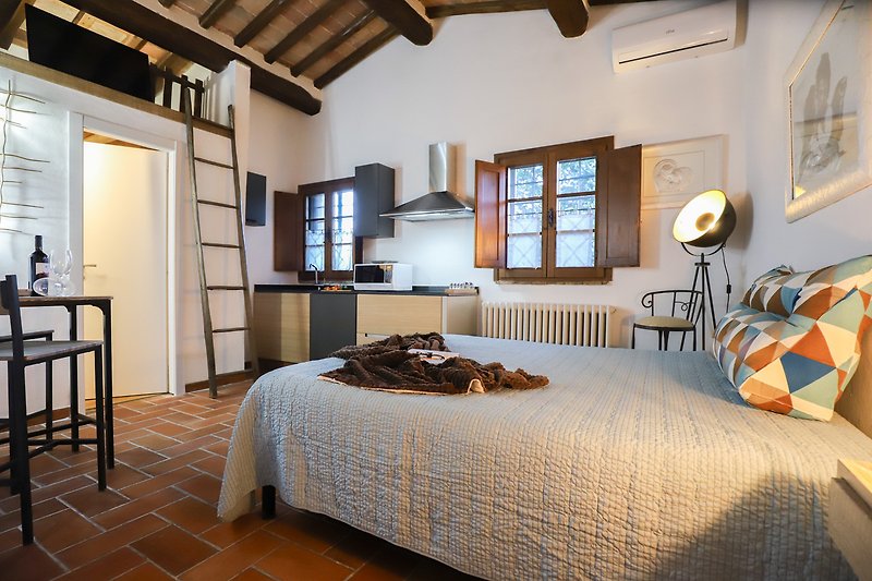 Una camera da letto con arredamento in legno e una lampada a soffitto.