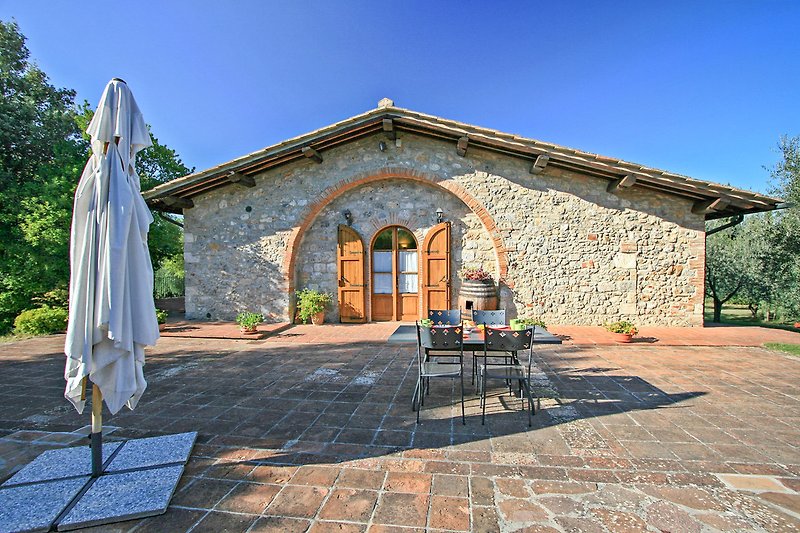 Una casa di campagna con un giardino fiorito e un vialetto di pietra.