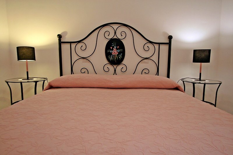 Una camera da letto con arredi in legno e una decorazione elegante.