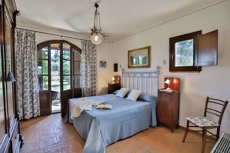 Una camera da letto con arredamento in legno e una lampada a soffitto.