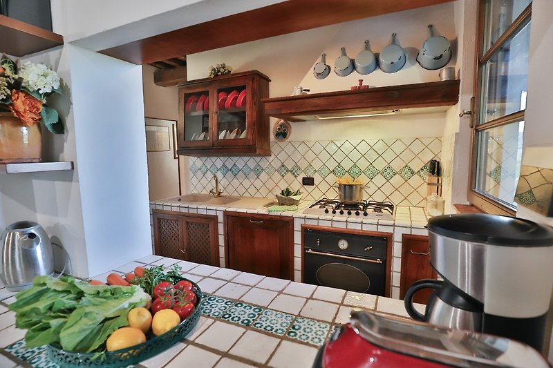 Una cocina con encimeras de madera, electrodomésticos y una estufa de gas.